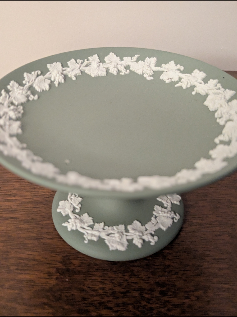 Wedgewood Jasperware Pedestal Compote with White Relief England - Picture 2 of 10